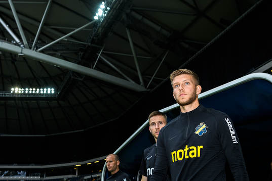 s Anton Saletros och Karol Mets (v)