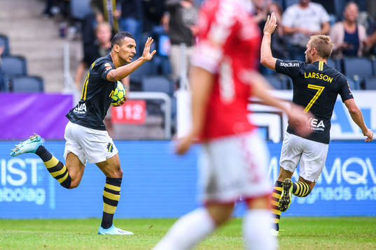 s Nabil Bahoui och Sebastian Larsson jublar
