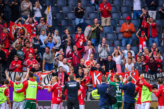 Kalmars spelare och supportrar jublar