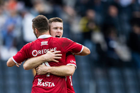 Kalmars Fidan Aliti och Viktor Agardius jublar
