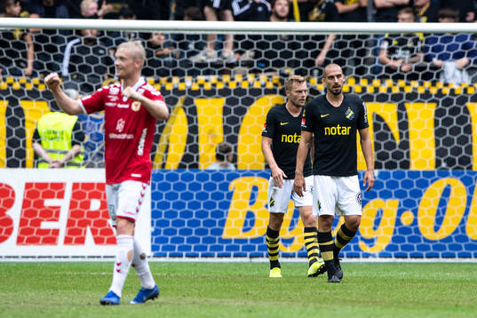 s Panajotis Dimitriadis och AIK:s Sebastian Larsson deppar
