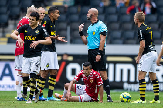 s Nabil Bahoui i en diskussion med domaren