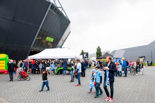 Besökare rör sig på familjeområdet
