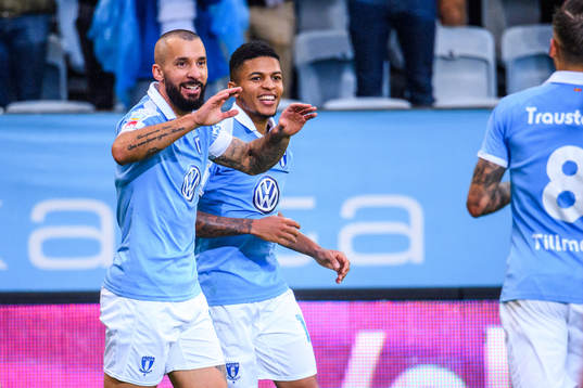 Malmö FFs Guillermo Molins jublar med Romain Gall