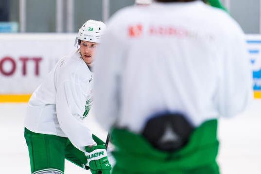 Niklas Hansson på en träning med ishockeylaget Rögle
