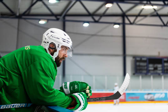 Taylor Matson på en träning med ishockeylaget Rögle
