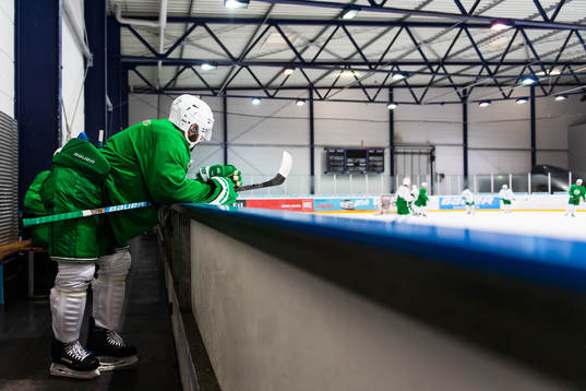 Taylor Matson på en träning med ishockeylaget Rögle