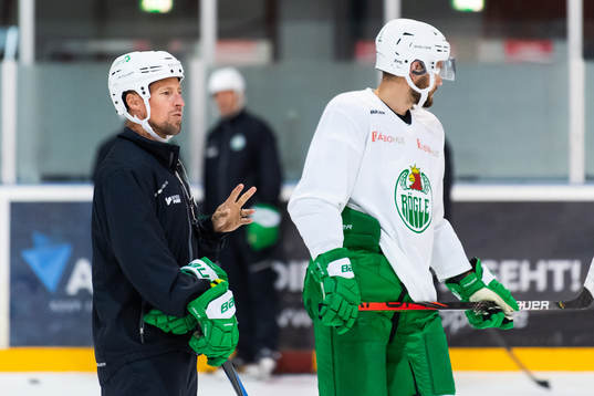 Tränare Cam Abbott på en träning med ishockeylaget Rögle
