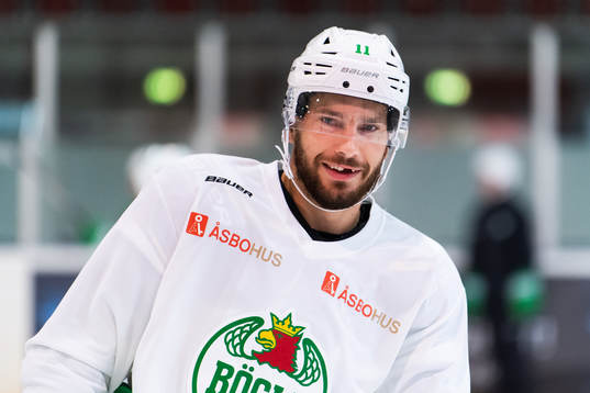 Mattias Sjögren på en träning med ishockeylaget Rögle