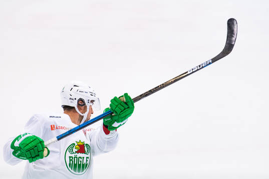 Kodie Curran på en träning med ishockeylaget Rögle