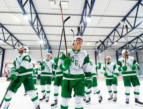 Rögles Eric Gelinas och Niklas Hansson jublar
