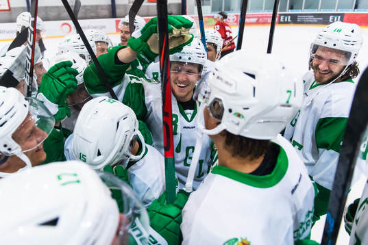 Rögles Niklas Hansson jublar med lagkamrater