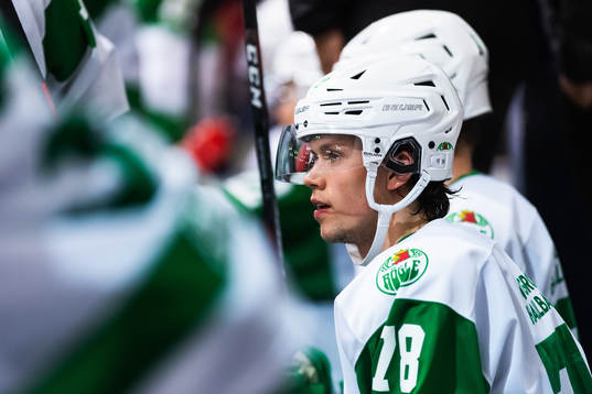 Rögles Dominik Bokk på bänken