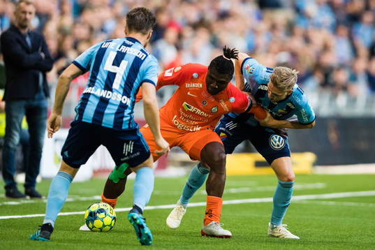 Djurgårdens Jacob Une Larsson och Jonathan Ring i kamp om
