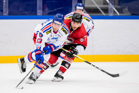 Malmö Redhawks Konstantin Komarek jagar Oskarshamns Gustaf