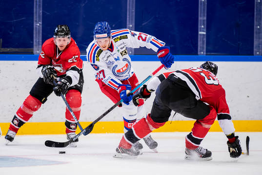 Oskarshamns Henrik Nilsson mellan Malmö Redhawks