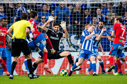Helsingborgs Max Svensson gör 1-0 bakom IFK Göteborgs