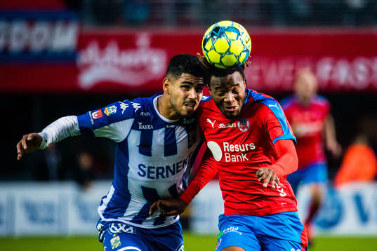 IFK Göteborgs Hosam Aiesh och Helsingborgs Kundai Benyu