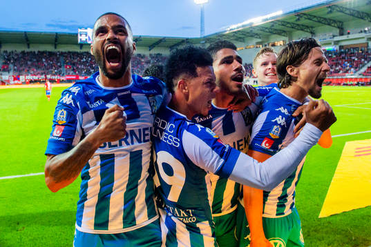 IFK Göteborgs Lasse Vibe kramas om av lagkamraterna