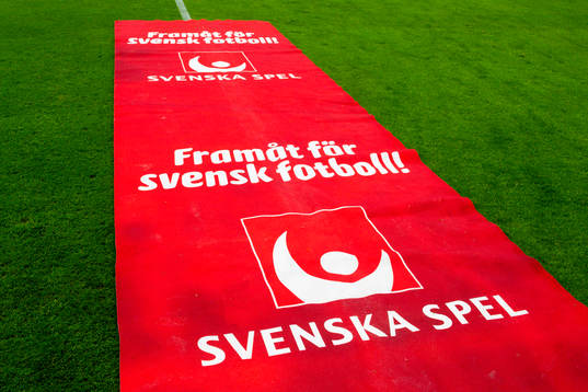 En matta med reklam för Svenska spel