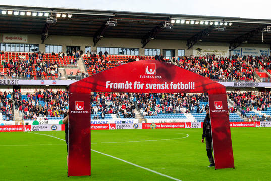 En båge med reklam för Svenska spel