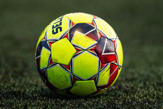 Fotboll ligger på fotbollsplanen