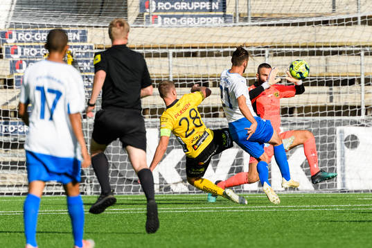 Elfsborgs målvakt Camil Altun räddar skott i kam med