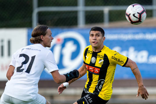 Häckens Paulinho mot Qvidings Fredrik Martinsson