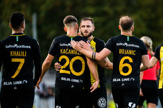 Hammarbys Alexander Kacaniklic jublar med lagkamrater