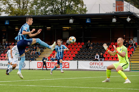 Djurgårdens Haris Radetinac mot Akropolis målvakt
