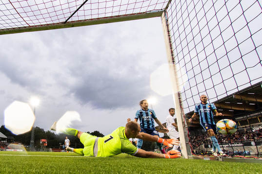 Djurgårdens Kevin Walker och Marcus Danielson utmanar