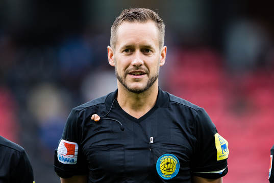 Domare Victor Wolf innan fotbollsmatchen i Svenska Cupen