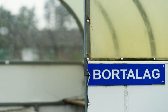 Skylt på avbytarbåset med texten Bortalag