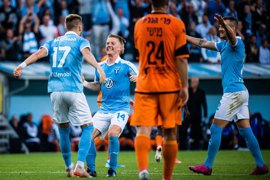 Rasmus Bengtsson and Anders Christiansen celebrates