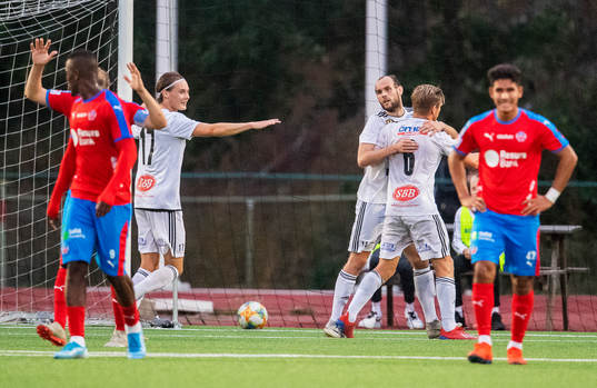 Oskarshamns Christopher Christensson jublar med lagkamrater