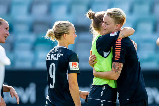 Linköpings Nilla Fischer klappar om Göteborgs Irmeli