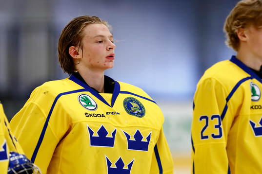 Sveriges målvakt Carl Lindbom innan U17-landskampen i