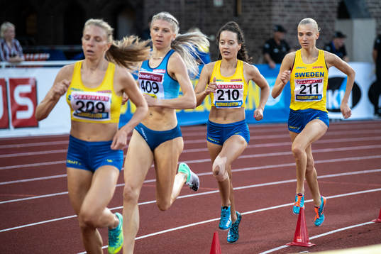 Hanna Hermansson of Sweden (l), Sara Kuivisto of Finland,
