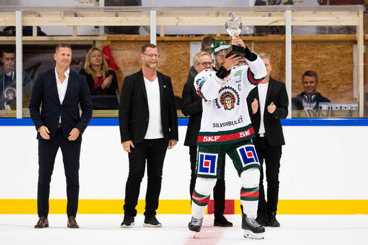 Frölundas Joel Lundqvist lyfter pokalen