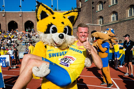 Nick Ekelund-Arenander of Sweden celebrates with the mascot
