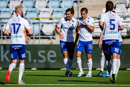 IFK Norrköpings Simon Thern jublar med lagkamrater