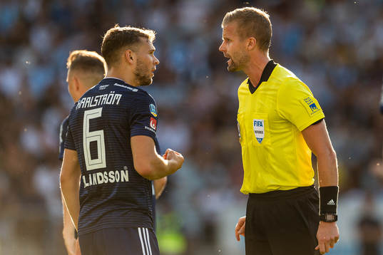 Djurgårdens Jesper Karlström i samtal med domare Glenn