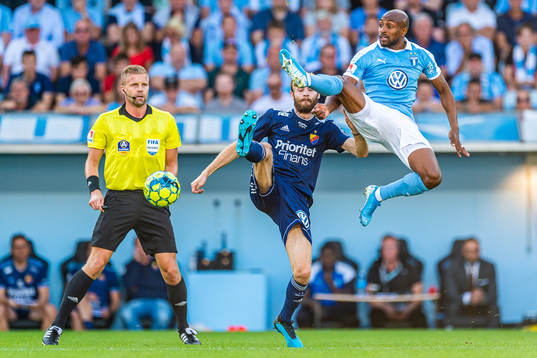domare Glenn Nyberg samt Djurgårdens Curtis Edwards och