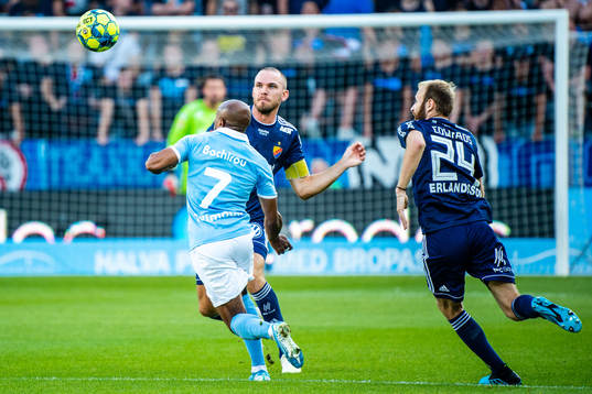 Djurgårdens Marcus Danielson och Curtis Edwards i duell