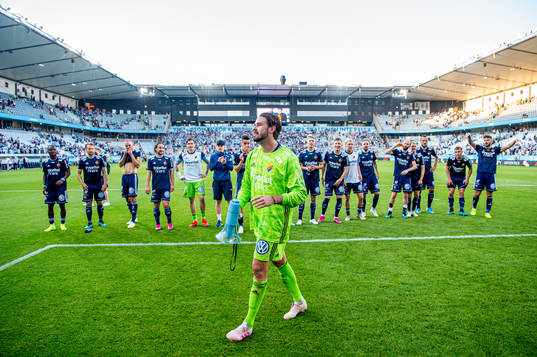 Djurgårdens spelare med målvakt Tommi Vaiho i förgrunden