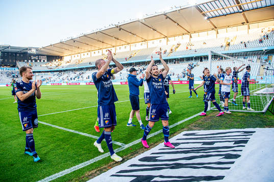 Djurgårdens spelare jublar åt vinsten i fotbollsmatchen i