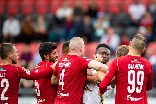s Chinedu Obasi  reagerar mot Östersunds Tom Pettersson