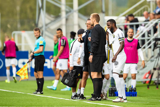 s Henok Goitom   torkar sig om läppen