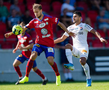 Östers Månz Karlsson jagas av Örgrytes Ailton Almeida