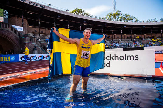 Kim Amb of Sweden in the water grave